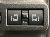 【両側パワースライドドア】両側がパワースライドドアになっており、運転席のスイッチやスマートキーでも開閉が可能です!開口部も広いので乗り降りも楽々♪