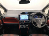 シンプルながら機能性あふれる運転席廻りです。視界性もよく、運転しやすいですよ。
