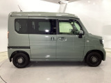 スライドドアなら狭い駐車場でもドアをぶつける心配がありません。ステップが低く乗り降りもしやすいです。