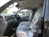 【VDC】運転操作やクルマの速度を検知して、ブレーキやエンジン出力の制御を 自動的に行い、滑りやすい路面やカーブを曲がるときや障害物を回避するときにクルマ の横滑りを軽減し、運転に安心感を与えます。