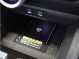 ◆ワイヤレス充電器◆ワイヤレス充電規格Qiに適合した機器を充電エリアに置くことで使用できます。