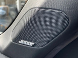 【BOSEサウンドシステム】メーカーオプションの高品位サウンドシステムを搭載。専用のチューニングが施された大小様々なスピーカーから良質なサウンドが奏でられ、臨場感あふれる音響空間を演出します。