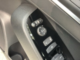 狭い駐車場で便利な電動格納ドアミラーが付いています。