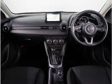 【インパネ周り】視界がよく運転しやすい設計となっております。インパネ周りもすっきりと洗練されたデザインで高級感が溢れています。日々のドライブを飽きさせません。