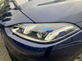 【LEDヘッドライト】先進のLEDテクノロジーを採用。放射される白色光の周波特性は太陽光に近く、バイキセノン・ヘッドライトを上回るコントラストで更に明るく輝きます!