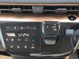 タブレット端末のようなタッチパネル式のオートエアコン採用。凹凸のない滑らかな表面で操作感を高めています。USBソケット付です。スマートフォンやタブレットなどの充電に便利です。