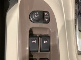 狭い駐車場で便利な電動格納ドアミラーが付いています。