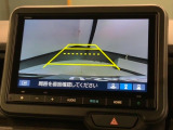 リバースギアに入れるだけで後方の表示へ切り替わります。夜間や雨の日の駐車も楽になりますよ。