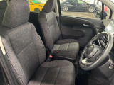 運転席の画像です。足元やシートまわりに余裕があり、リラックスした姿勢で運転が可能です。視界も良好で操作系へのアクセスもしやすく、快適で安心感のあるドライブをサポートします。