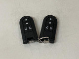電子カードキーを携帯していれば、ドアハンドルやバックドアのリクエストスイッチを押すだけでドアの施錠・解錠が出来ます♪もちろん 遠隔操作も可能です!盗難防止のイモビライザー機能装備ですよ ☆