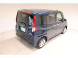 後部座席とリヤはプライバシーガラスになっています。座っている人や置いてある荷物が見えにくくなっているのでプライバシーの確保が出来ます。