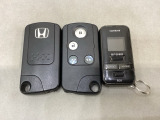 スマートキー付きですからドアロックの開閉およびエンジンスタートが楽々です。電動スライドドアの開け閉めもボタンで操作できます。加えて、リモコンエンジンスターター用の操作キー(社外品)もついています。