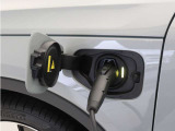 コンセントタイプ(3kW)やウォールボックスタイプ(6kW)の充電器を用いて、ご自宅で簡単充電。一般的な家庭用の200V交流充電ケーブルでは、約8時間で80%まで充電!1時間あたり7~14kmを走行できる電力を充電できます。