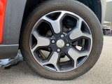 165/60R15のアルミホイール。シンプルなデザインもさる事ながら、重量軽減と立体感を与えられた贅沢なアルミホイールです!