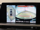 映像で見づらい車両周辺の確認をアシスト。クルマを真上から見ているような映像を表示。 運転席から確認しにくい車両周囲の状況を把握。