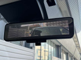 インテリジェントルームミラー☆後席に乗っている人や、大きな荷物を載せていると見にくくなりがちな後方視界。。こちらは車両後方のカメラ映像をミラーに映すので、天候にも影響されないクリアな後方視界を実現☆
