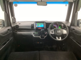 【前方視界】開放的な前方視界!運転がしやすく疲れにくいです♪窓が大きく、見通しがとっても良いおクルマですよ♪