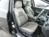 高級感のある上質なシートです。前席にはシートヒーターが付いています。また運転席はパワーシートになります。