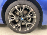 【BMWアロイホイル】軽量かつ強度に拘ったアロイホイル。走行性能ポテンシャルを引き出す設計。車の足元を引き締めてくれる大きなポイントはアロイホイルです。