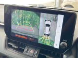 【パノラミックビューモニター】専用のカメラにより、上から見下ろしたような視点で360度クルマの周囲を確認することができます☆死角部分も確認しやすく、狭い場所での切り返しや駐車もスムーズに行えます。