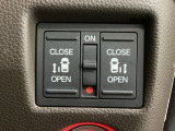 【両側パワースライドドア】両側がパワースライドドアになっており、運転席のスイッチやスマートキーでも開閉が可能です!開口部も広いので乗り降りも楽々♪