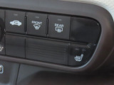 【シートヒーター(運転席)】2段階で温度調節が可能なシートヒーターです。エアコンよりも早く温まるので、寒い日もカラダを温め、快適にドライブできます。