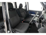 蒸れにくく快適な座り心地です。布なので滑りにくく耐久性が高く念入りなお手入れがいらないというメリットがあります。