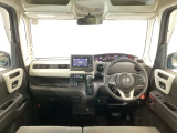 【前方視界】開放的な前方視界!運転がしやすく疲れにくいです♪窓が大きく、見通しがとっても良いおクルマですよ♪