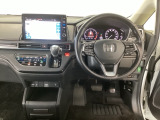 【ハンドル】運転にかかわる様々な操作を安全に行えるように視点移動が少なく操作性に配慮されたスイッチ類が凝縮されたコックピットです。