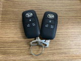 【スマートキー】 スマートキーを携帯していれば、ドアハンドルのボタンを押してロックの解除ができ、パワースライドドアもワンタッチで開閉できます