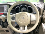 インテリアに合わせたデザインのステアリングは、運転される方のことも考え、運転しやすい形状、大きさです。是非一度、実際に触ってお確かめください。