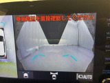 フロントカメラモニターも付いてます。見通しの悪い交差点など、左右の安全確認に助かります。