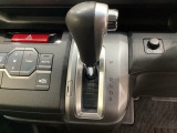 CVT車のセレクトレバーです。低速から高速まで、変速ショックのないスムーズな走りを実現するとともに、エンジン効率のよい領域を維持することで燃費にも貢献します。
