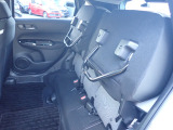 ◆チップアップ&ダイブダウン機構付【ULTR SEAT】は後席座面を左右分割で跳ね上げることができます。トランクで積載できない背の高い荷物をラクラク収納できます。ホンダ車ならではの人気装備です。
