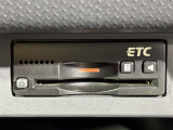 【ETC】有料道路を利用する際に料金所で停止することなく通過できる、ETC車載器(ノンストップ自動料金収受システム機器)が装備されています。セットアップを行うことで利用可能になります。