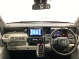 フロントガラスが大きく、ワイドな視界で運転もしやすくなるように設定されています。