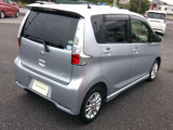 納車前に当社整備工場にてディーラー整備士が、12ヶ月点検又は車検整備を実施。安心してお乗り頂けます。
