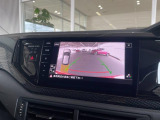 リアビューカメラです。実はトランクの開け口にリヤビューカメラが内蔵しております。バックに入れた際に作動しますので、雨の日でも水滴は付かず、はっきりと後方の確認が出来ます。クリアランスソナーも装備。