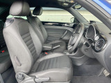 ●前席:ゆったりとしたドライバースペースで、長時間の運転でも快適にお過ごしいただけます。