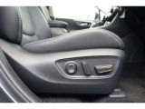 運転席にはパワーシートが付いております。パワーシートは指先1つで操作出来るためチカラの弱い女性の方でもシートに座ったまま操作出来ます♪