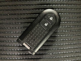 電子カードキーを携帯していれば、ドアハンドルやバックドアのリクエストスィッチを押すだけでドアの施錠、開錠が行えます。電子カードキーがないとエンジンが始動しない、盗難防止に役立つイモビライザー機能付