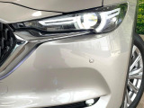 【LEDヘッドライト】悪天候や夜間走行時も良好な視界を確保し安心して運転できる高輝度LEDヘッドライトを装備!点灯速度が早く、消費電力も抑えられています。