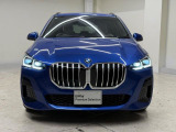 【キドニーグリル】BMWは約90年もの間、ほぼ全ての車両にひと目でBMWだと分かるこの特徴的なフロントグリルが備えられ、デザイン・アイコンとして親しまれてきました。