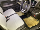 【ベンチシート】運転席と助手席の移動もスムーズ!狭い駐車場での乗り降りや、お子様の乗り降りにも便利です。座席の間にコンソールボックスやドリンクホルダーがないため、車内空間が広く感じます。