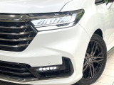 【LEDヘッドライト】悪天候や夜間走行時も良好な視界を確保し安心して運転できる高輝度LEDヘッドライトを装備!点灯速度が早く、消費電力も抑えられています。