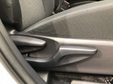 運転席シート座面は上下アジャスター付きです。お好みの位置に調整可能です。