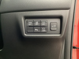 各種機能の切替スイッチは運転席パネル下に集約されています。任意で切り替え可能なため状況に合わせてお使いください。