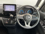 運転席まわりです。実際に座ってみて、乗り心地を体験してみてください,視界も良好です。