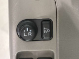 ドアミラーは、格納と角度調整共に電動です。運転席に座りながら最適な角度に調整でき、乗降時にはボタン一つで開閉ができ便利です。