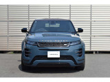 LAND ROVERの特徴的なクラムシェルボンネットは1枚のアルミニウムで成形したクラムシェルボンネットはより滑らかに。気品に満ちた印象的な. スタイルを生み出しています